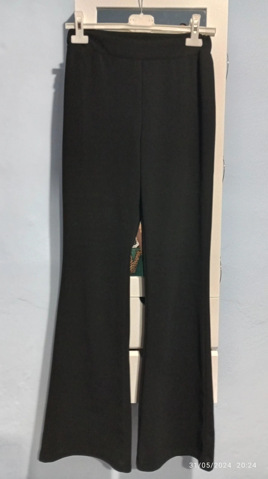 Pantalón negro acampanado