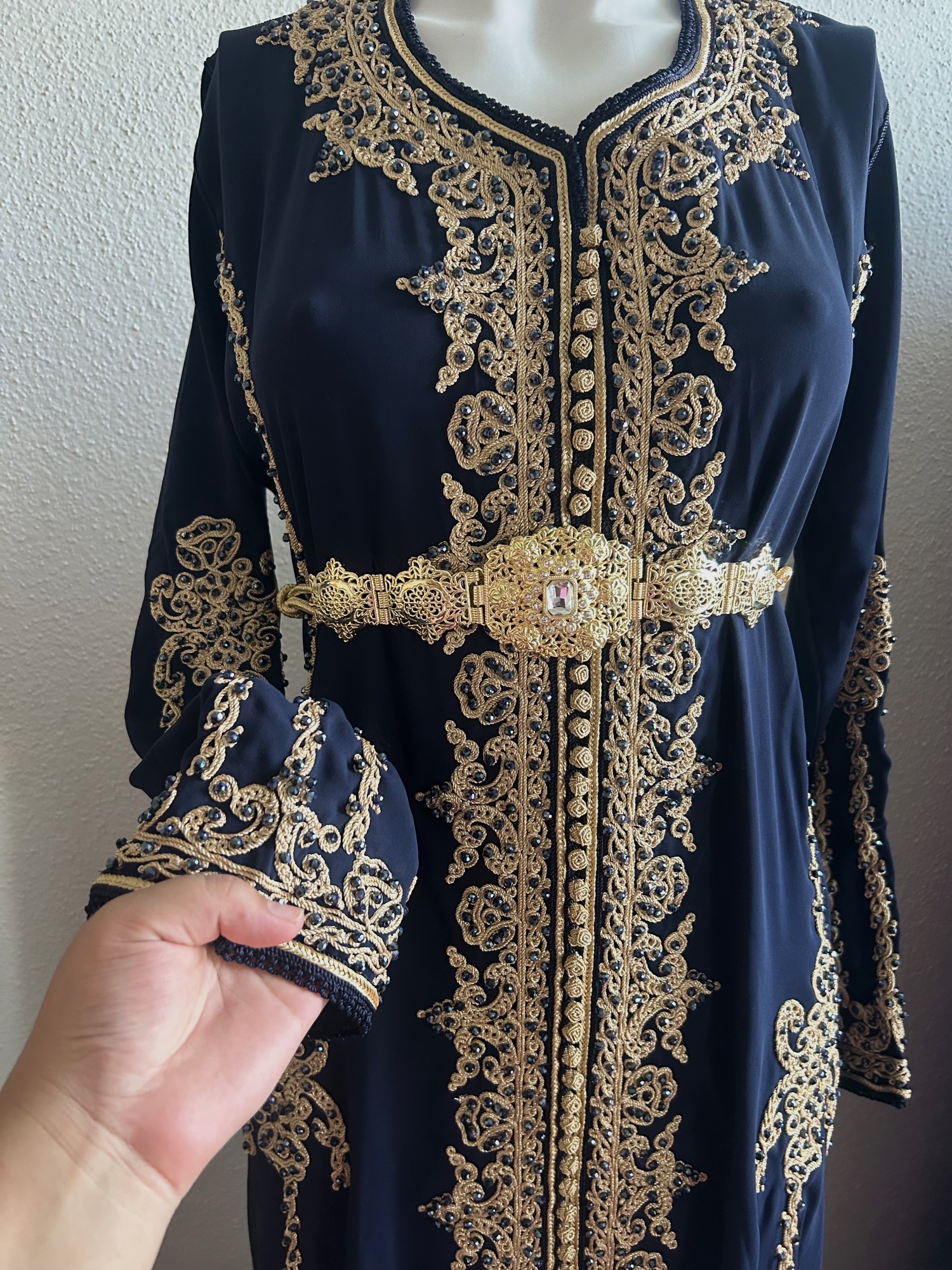 caftán oriental azul marino con bordados dorados