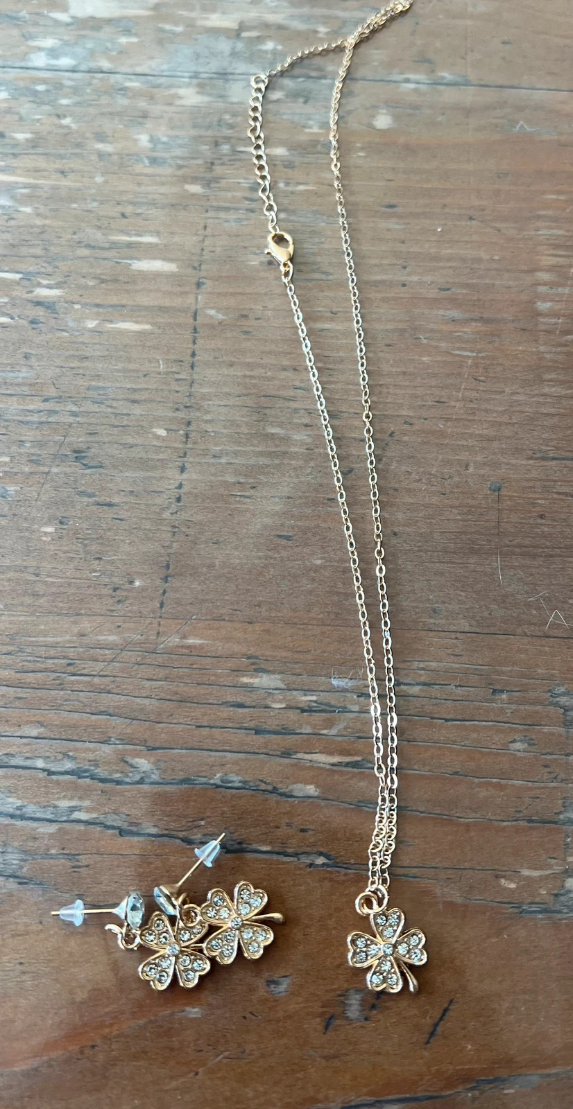 Collier et boucles d’oreilles