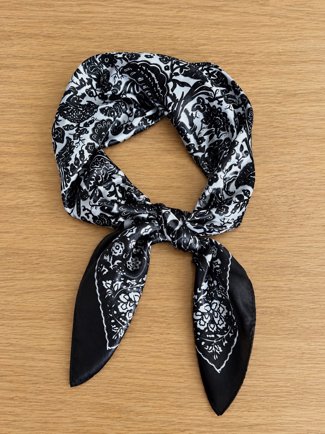 Foulard / bandana noir et blanc à motifs 