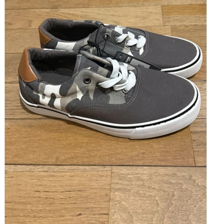 Baskets tendance en toile grises avec imprimé camouflage. Neuves avec étiquette. Pointure 36 – taille 36