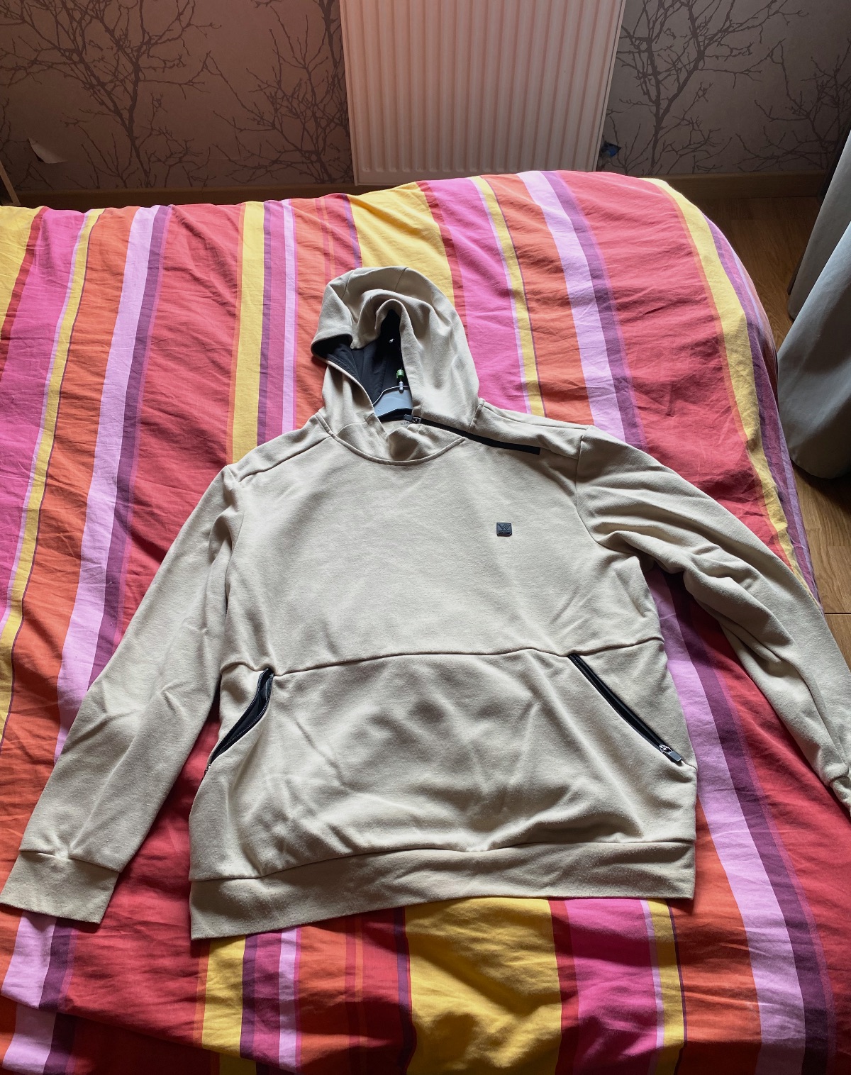 Sweat à capuche asymétrique beige – Style & Confort Unique – Kiabi – taille XL 3