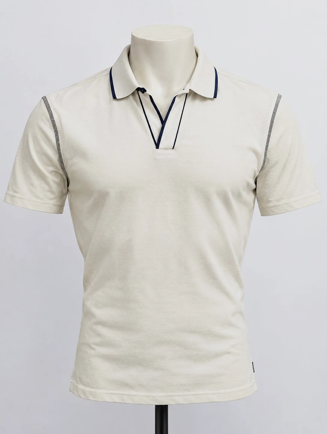 Polo Armani blanc avec liseré foncé — Taille M – Armani – taille M