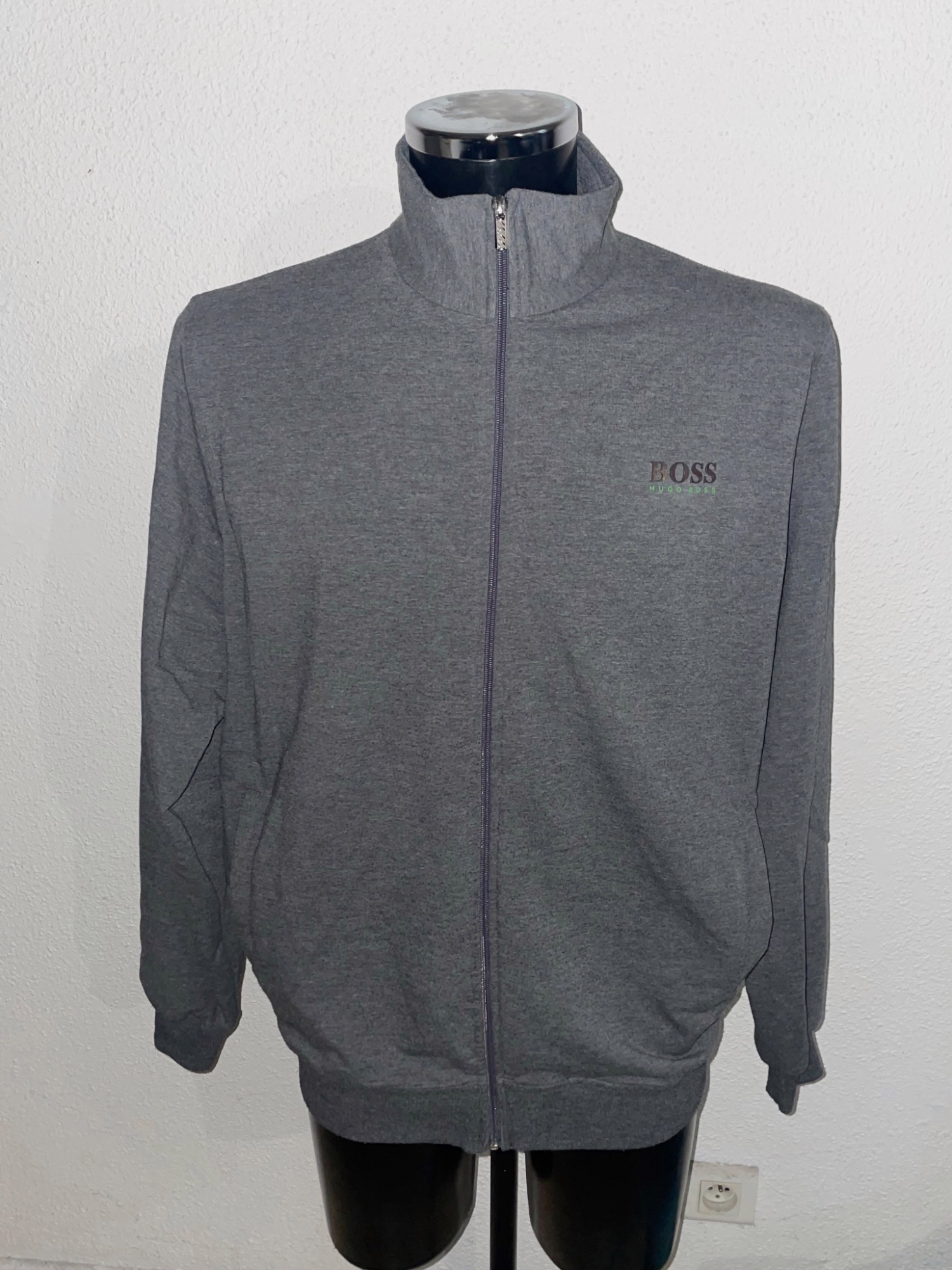Hugo boss veste zip / Taille : XL / Très bon état / Flocage logo 