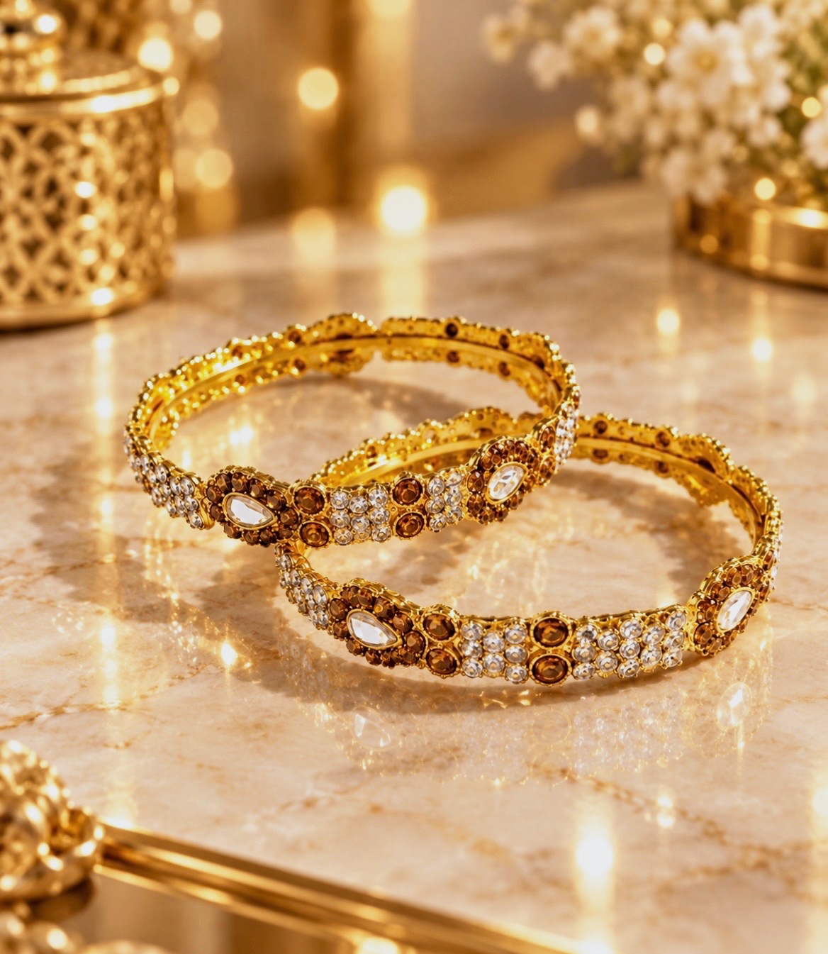 Paire de bracelets joncs dorés strass