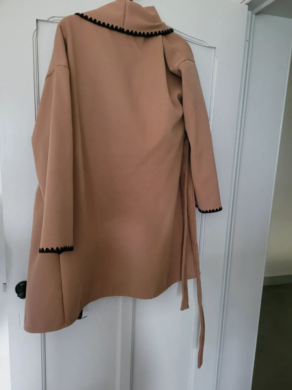 Manteau léger beige à bordures festonnées noires – Frankel-h – taille Taille unique 2
