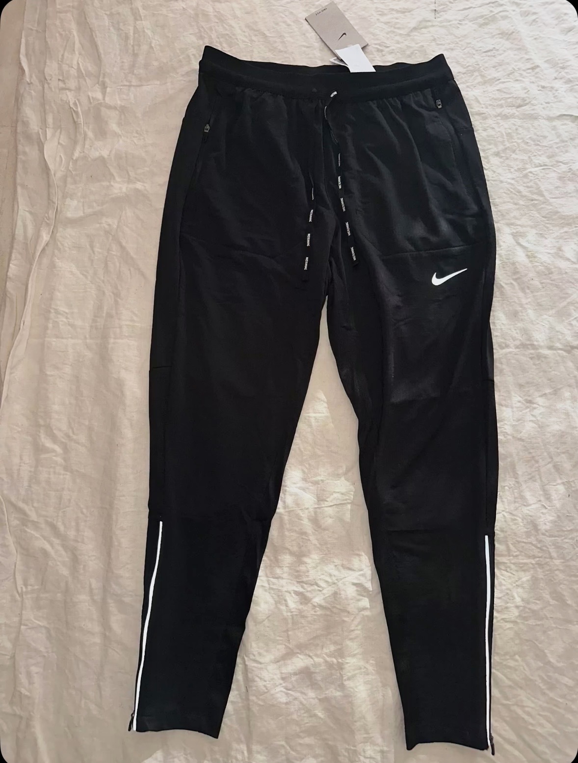 Pantalon de running noir Nike disponible en taille L – Nike – taille EU 42