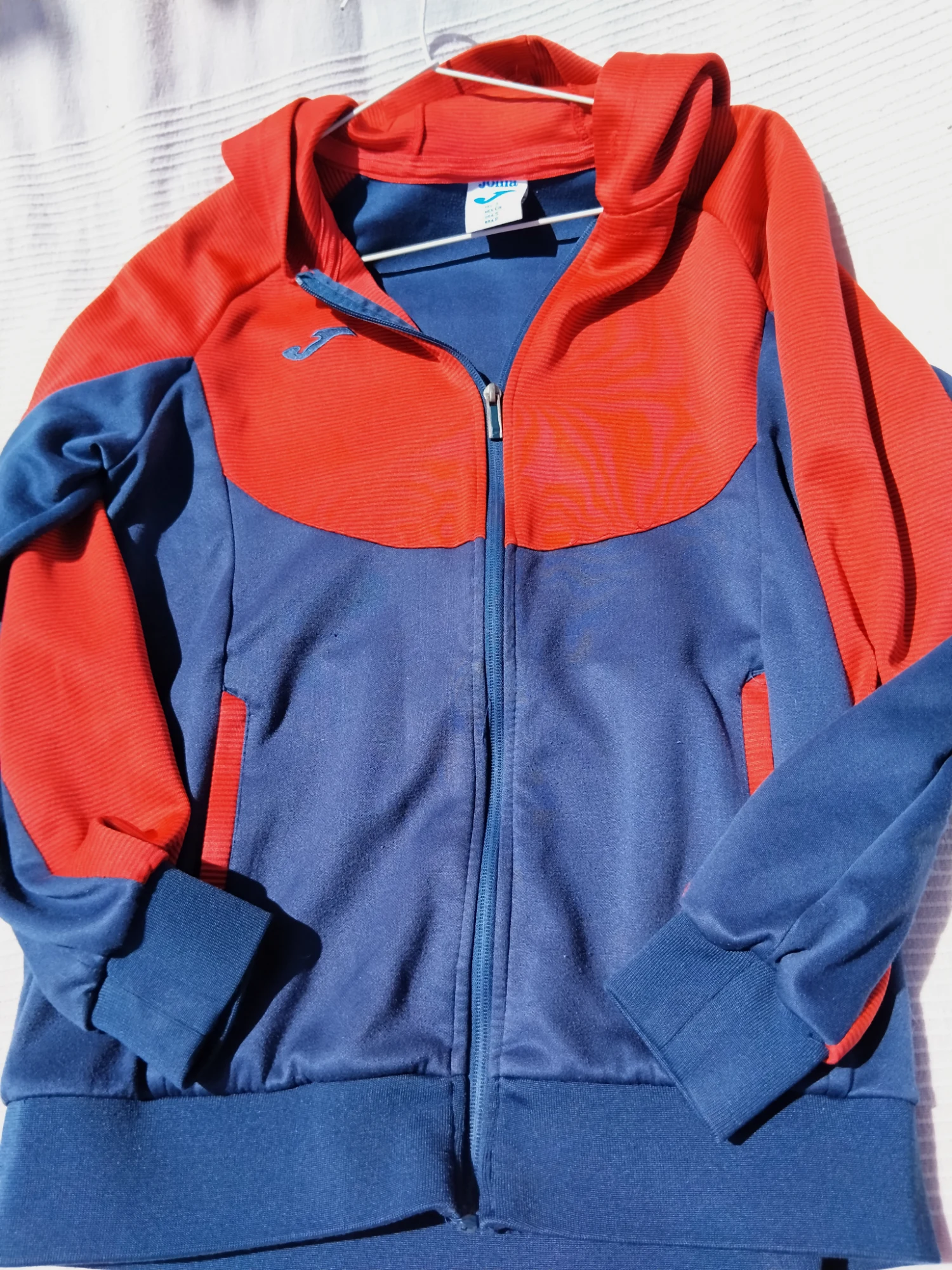 Chaqueta deportiva Joma azul y roja con capucha