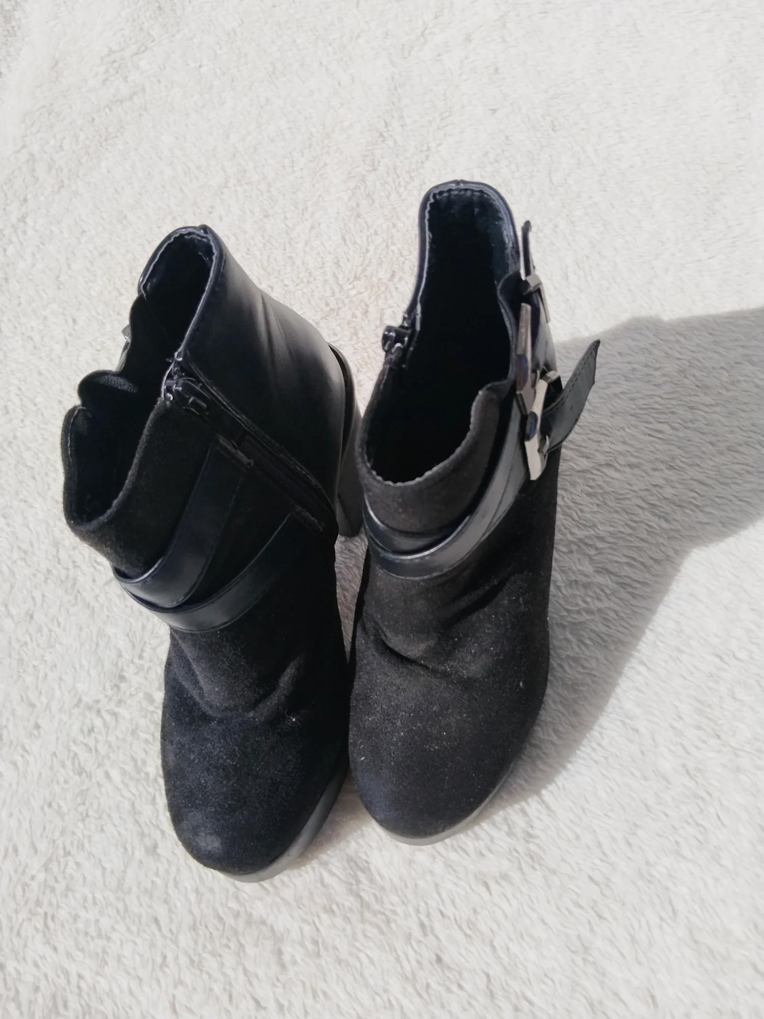 Botines de tacón alto negros con hebillas