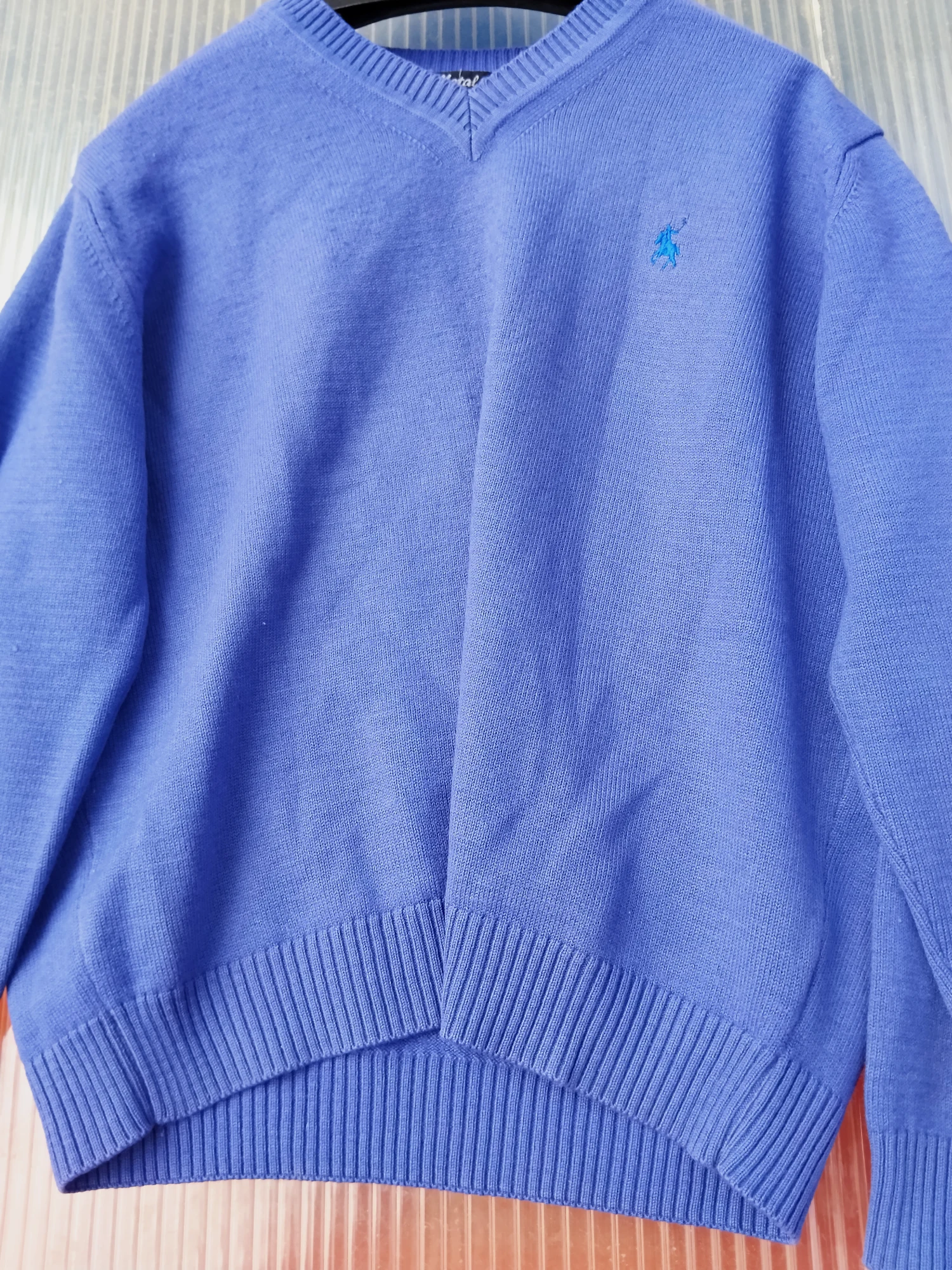 Jersey de punto azul con cuello en V