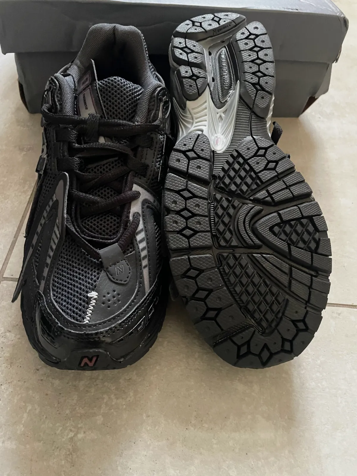 paire de new balance neuf – New Balance 4