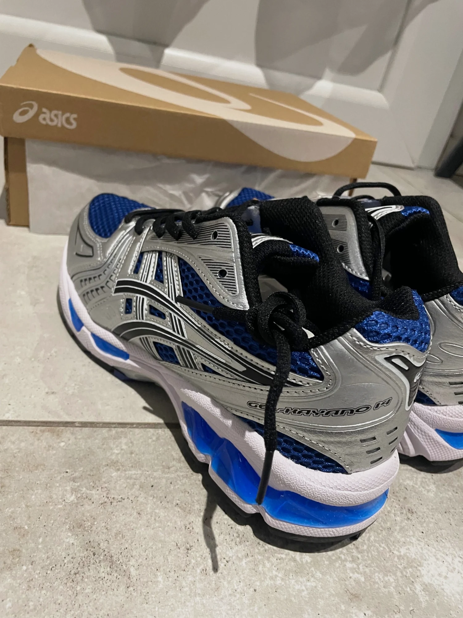paire d'asics neuf 
