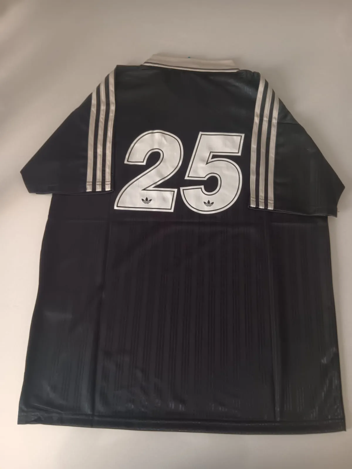 Camisola preta oásis x adidas 2