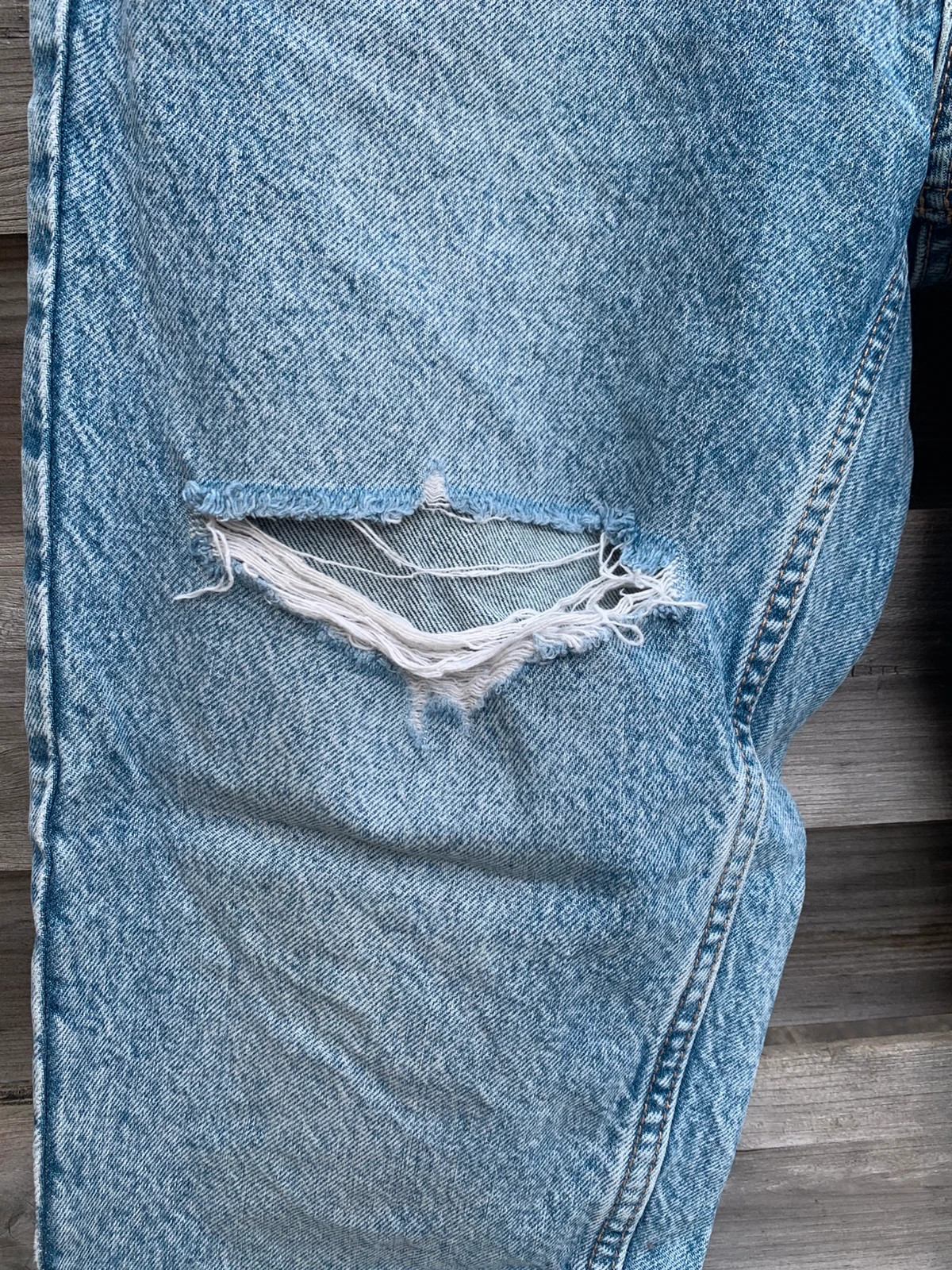 ZARA – Jean mom/droit bleu clair délavé et déchiré – T. 38 – Zara – taille M / 38 / 10 4