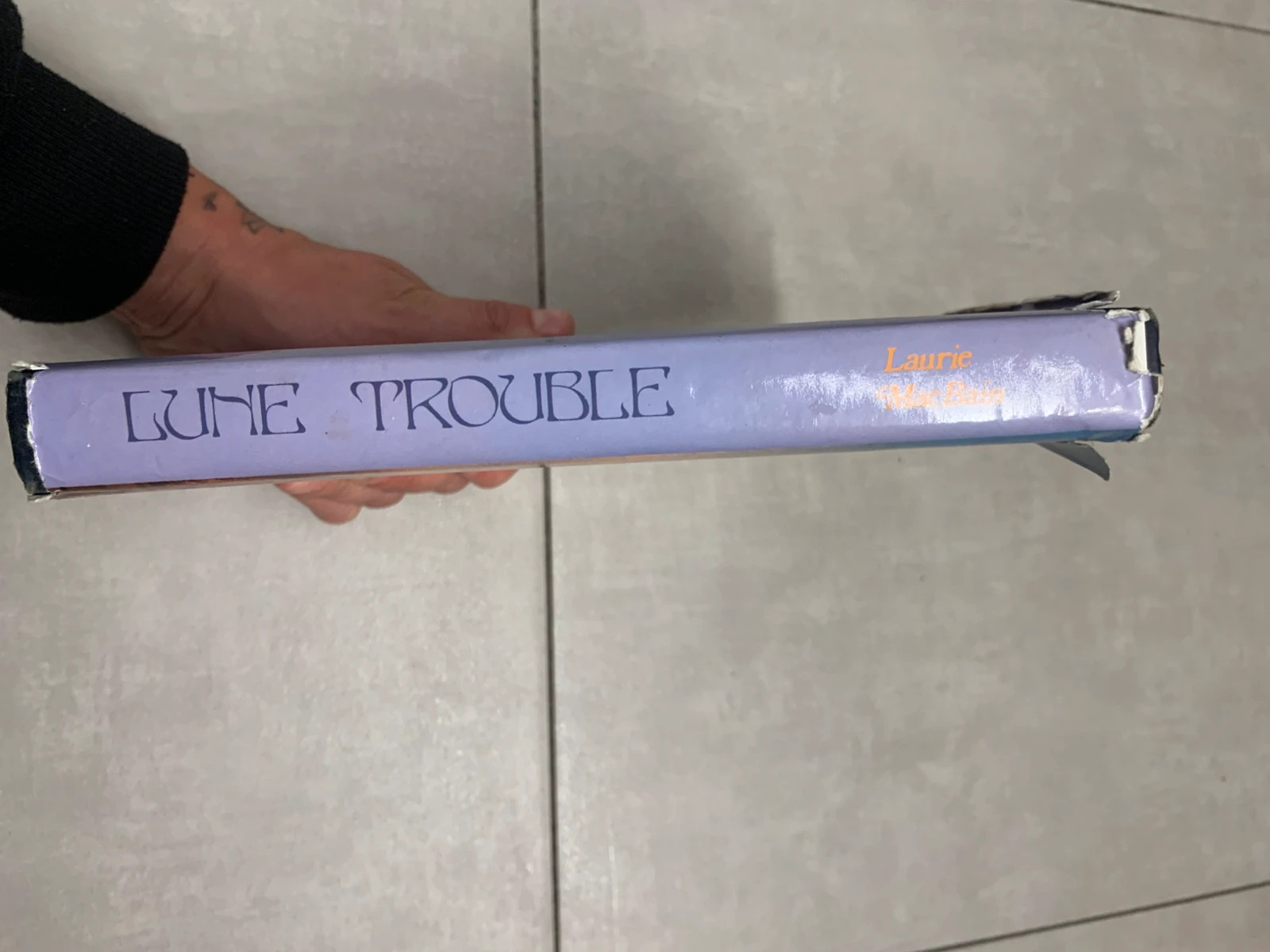 Livre Lune trouble – Laurie MacBain – édition France Loisirs 1981 3