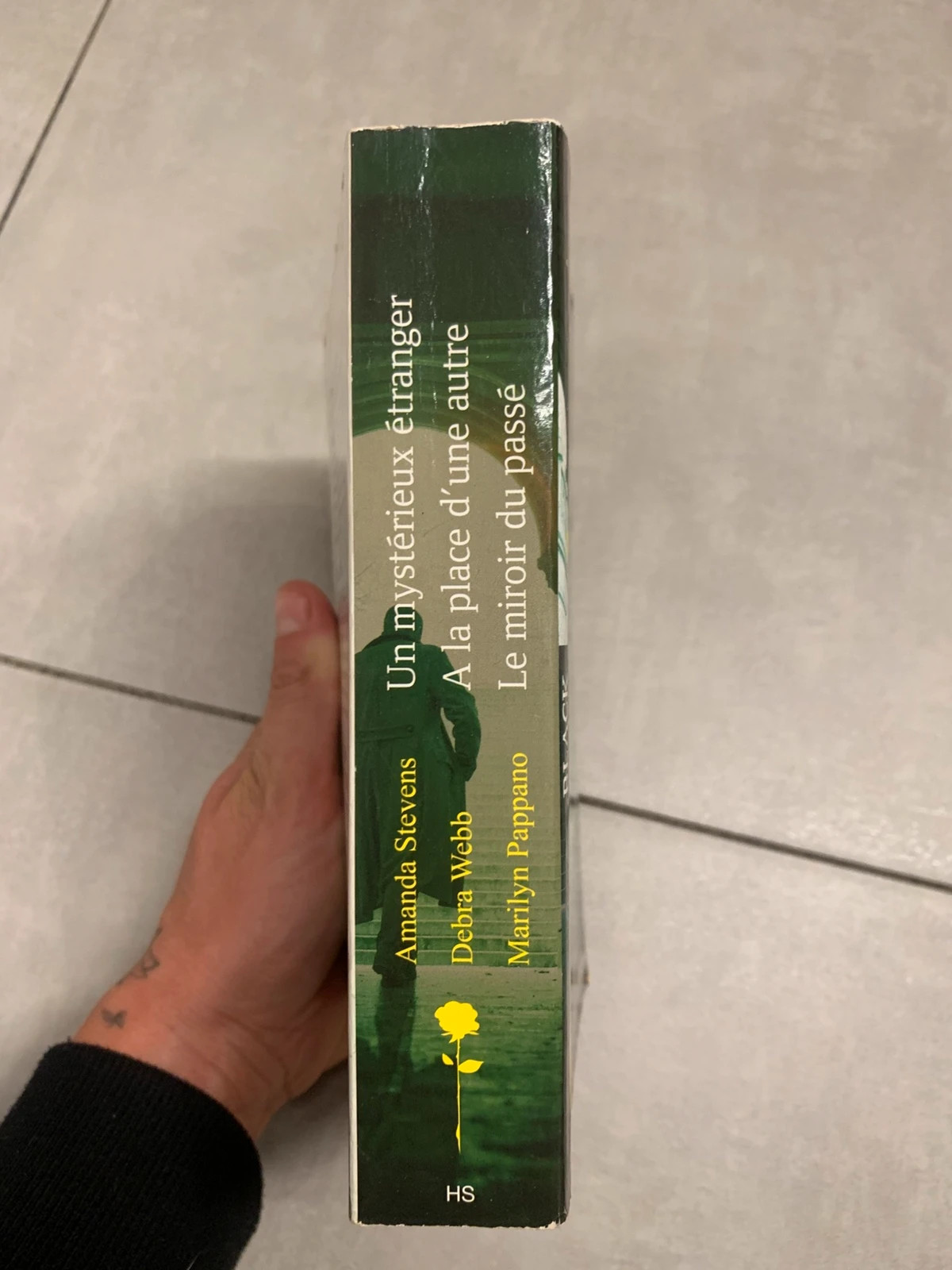 Livre Un mystérieux étranger / À la place d’une autre / Le miroir du passé black rose harlequin 3