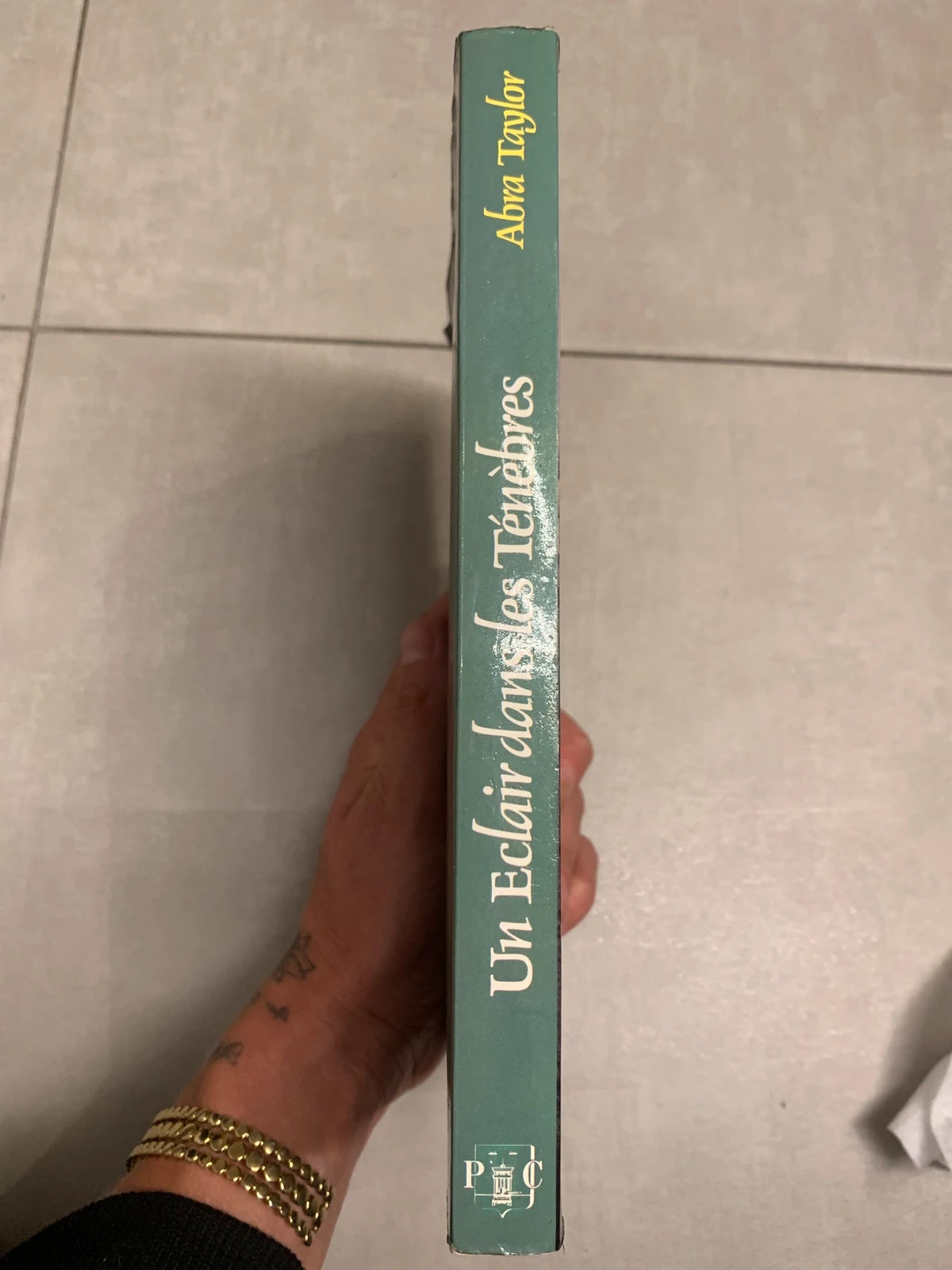 Livre Un éclair dans les ténèbres – Abra Taylor – Presses de la Cité 3