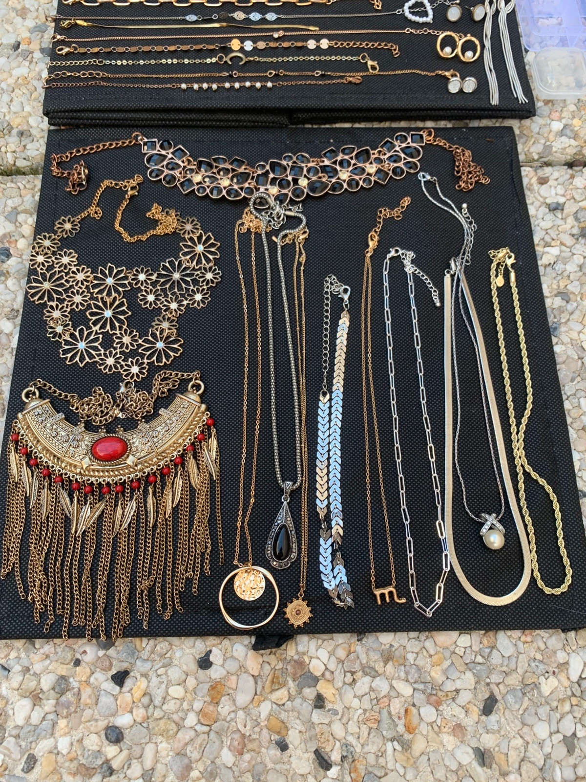 Gros lot bijoux fantaisie – colliers, bracelets, bagues, boucles d’oreilles + boîtes rangement – Fantaisie 3