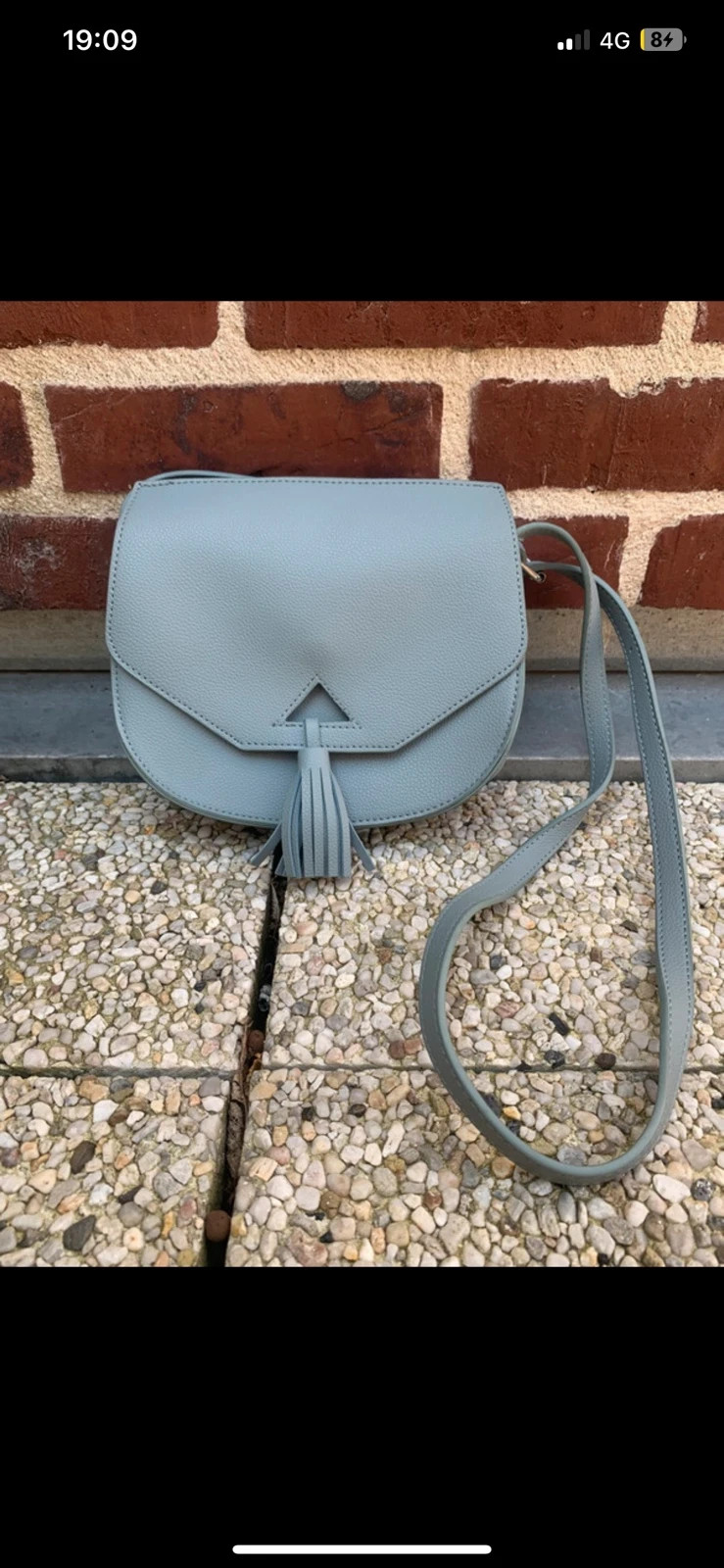 Sac bandoulière gris bleu avec pompon - format compact 2