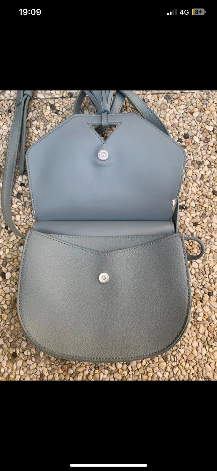 Sac bandoulière gris bleu avec pompon - format compact 5