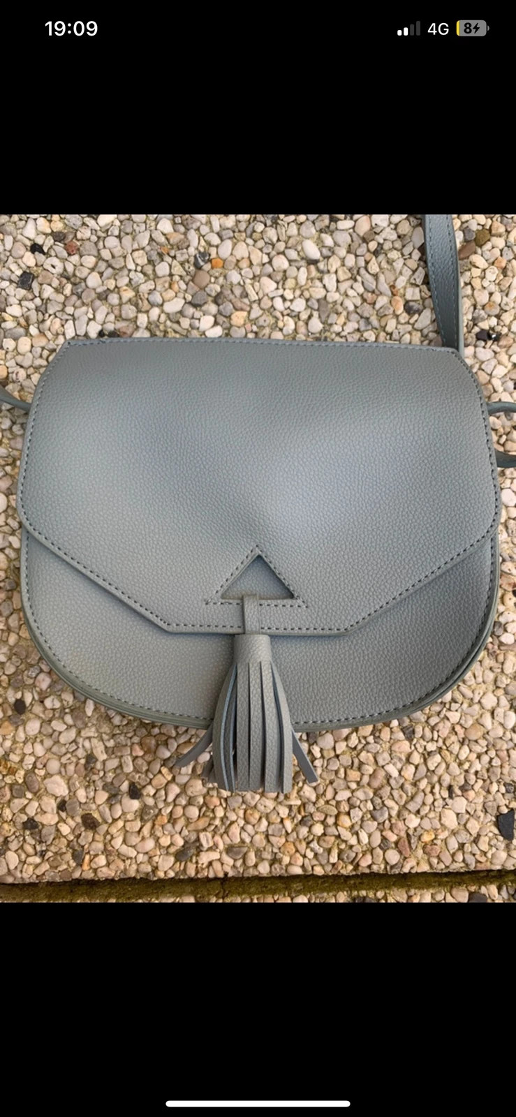 Sac bandoulière gris bleu avec pompon - format compact 3