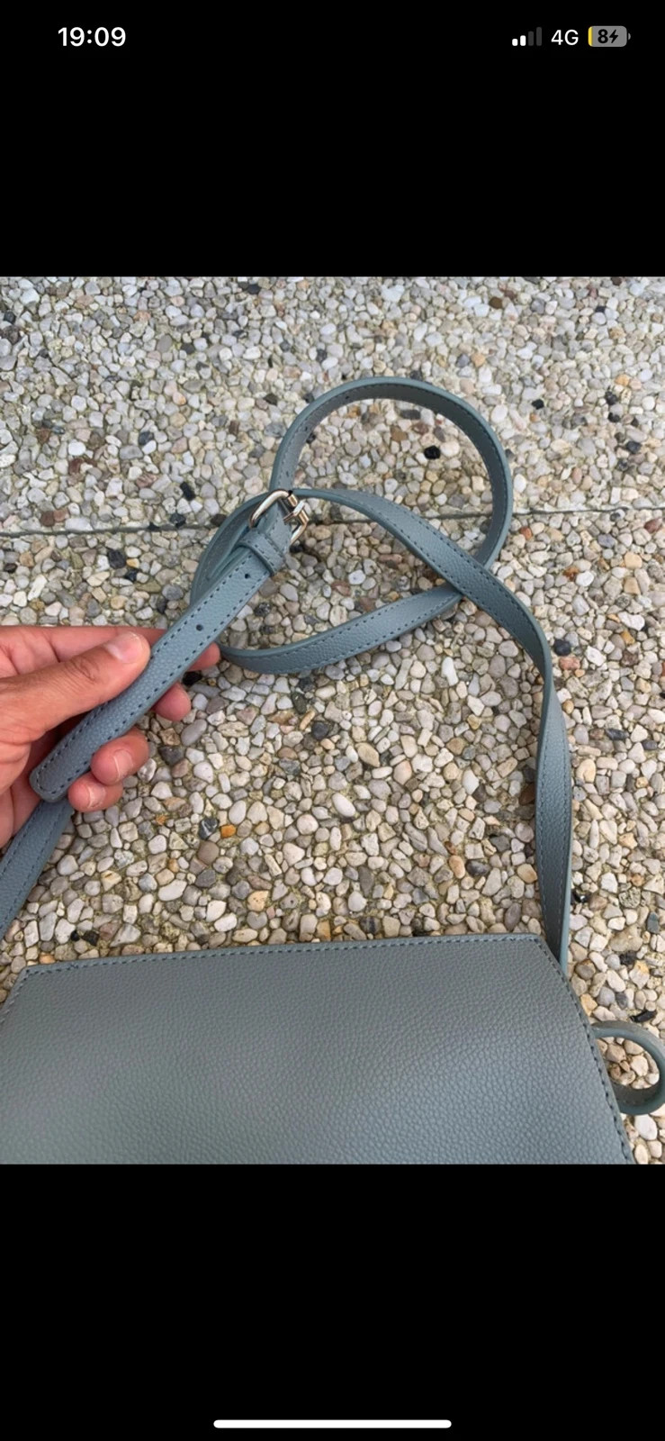 Sac bandoulière gris bleu avec pompon - format compact 4