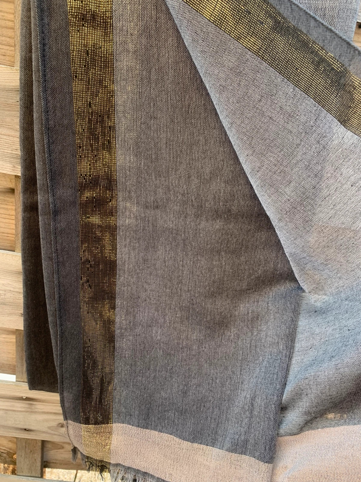 Étole grise à bandes dorées – Foulard / Châle élégant avec franges 4
