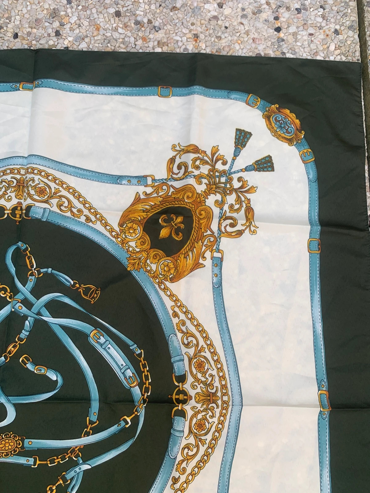 Grand foulard carré Agora Paris – Motif équestre baroque – Vert & bleu – Très bon état – Agora 3