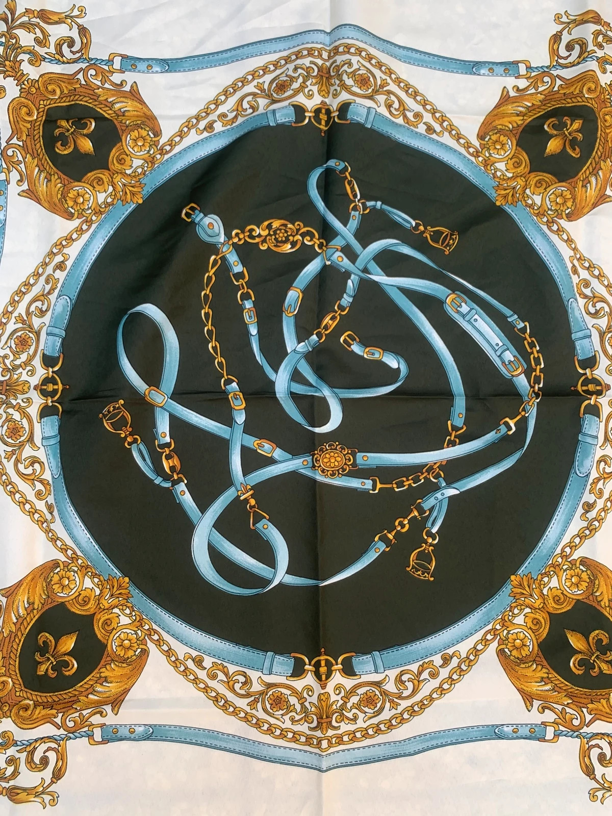 Grand foulard carré Agora Paris – Motif équestre baroque – Vert & bleu – Très bon état – Agora 4