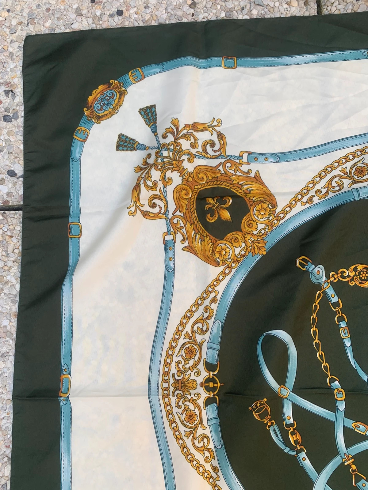 Grand foulard carré Agora Paris – Motif équestre baroque – Vert & bleu – Très bon état – Agora 2