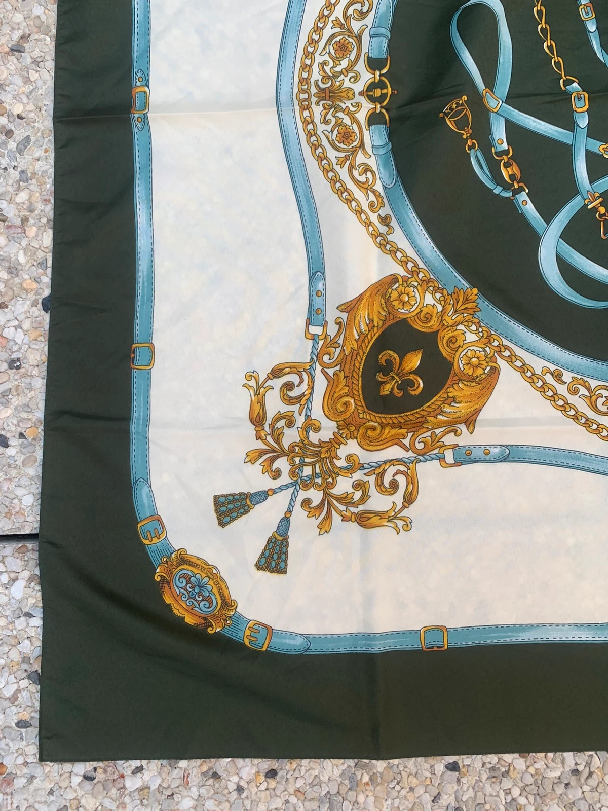 Grand foulard carré Agora Paris – Motif équestre baroque – Vert & bleu – Très bon état – Agora 5