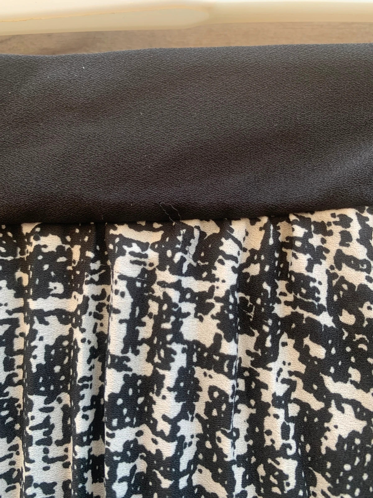 Jupe longue plissée Kaporal noire et écrue – Taille S – Neuve avec étiquette – Kaporal – taille S / 36 / 8 5