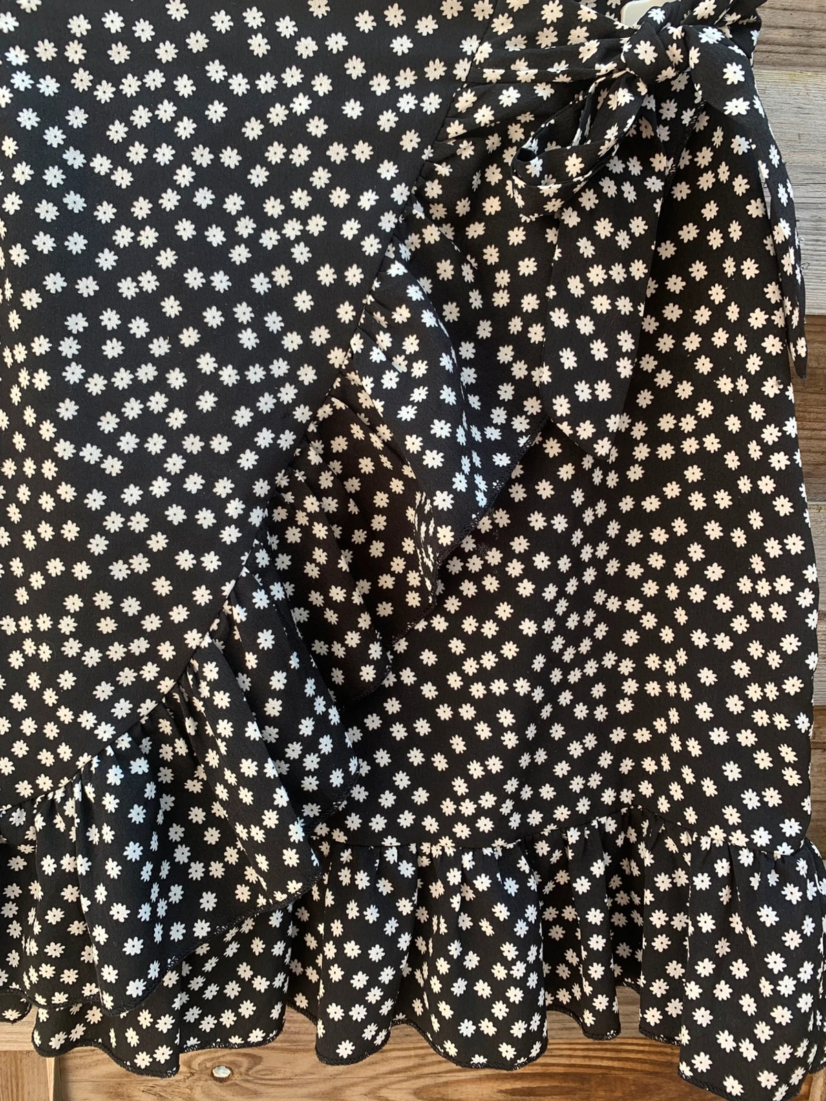 Jupe portefeuille noire à fleurs blanches T38/M volantée été – Shein – taille M / 38 / 10 2