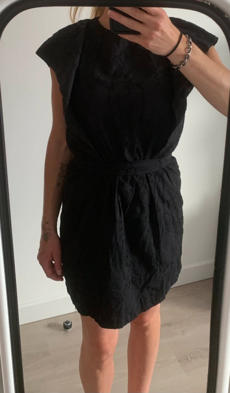 Robe Mango Suit noire texturée – taille S – ceinture intégrée – Mango – taille S / 36 / 8 2