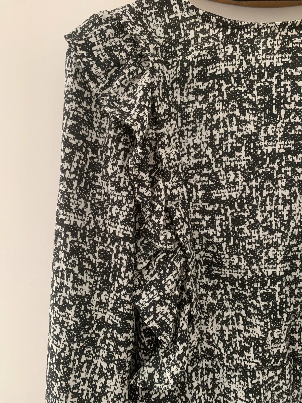 Blouse Kaporal noir & blanc à volants – élégante & tendance - T.S – Kaporal – taille S / 36 / 8 4
