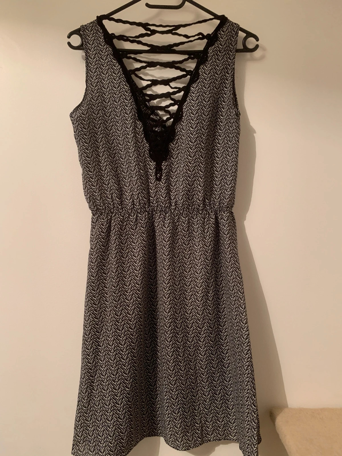 Robe noire et blanche à motif Reserved – dos lacé – taille 34 – Reserved – taille XS / 34 / 6 5