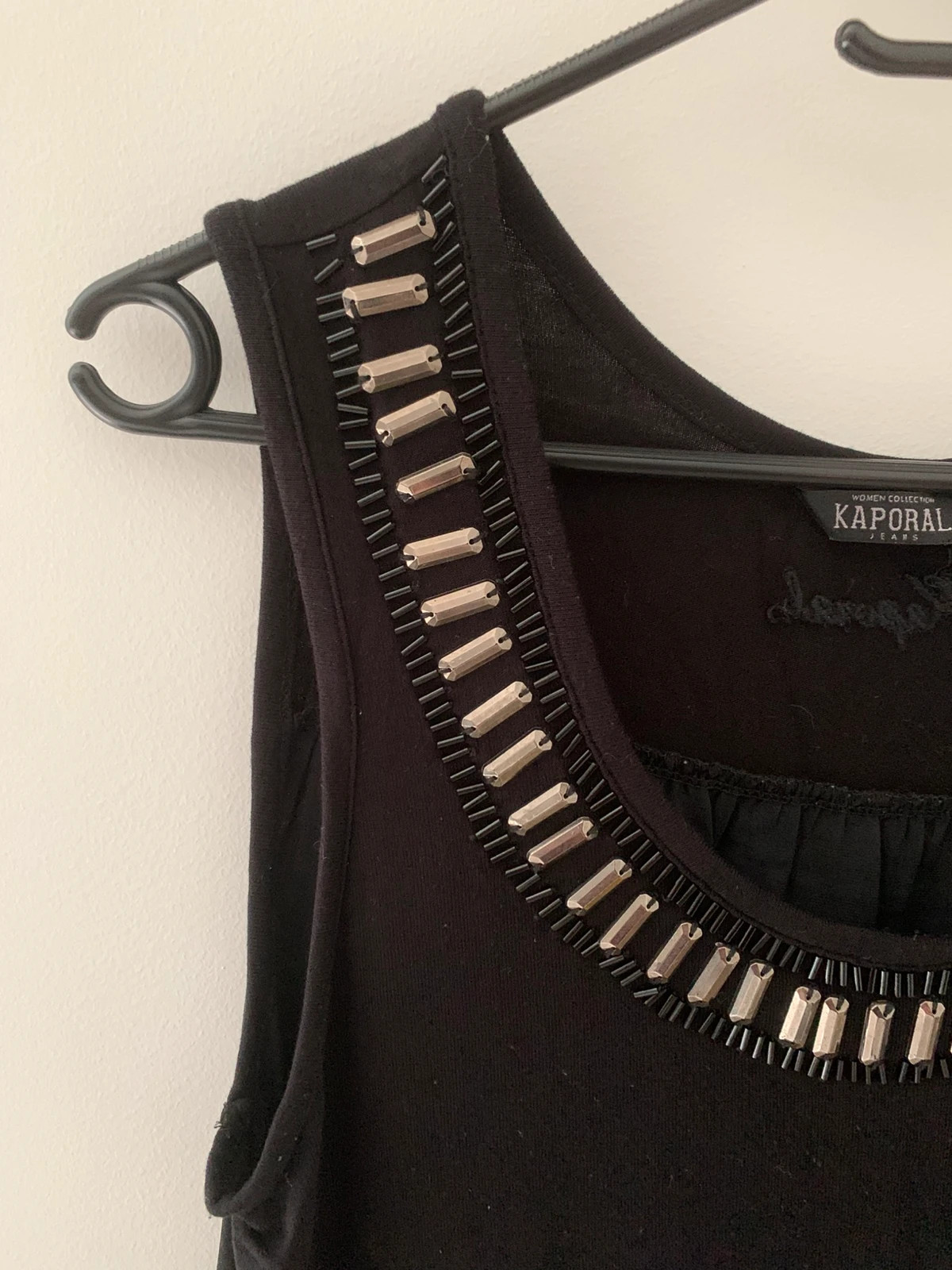 Top noir Kaporal très élégant, avec col arrondi orné de détails métalliques effet bijou – Kaporal – taille XS / 34 / 6 5