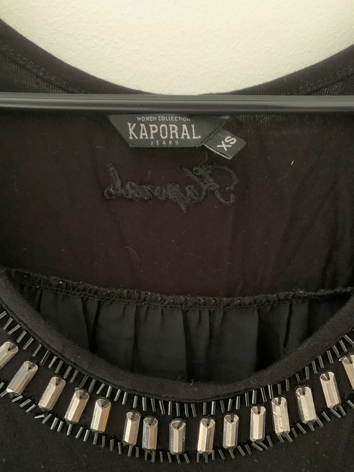 Top noir Kaporal très élégant, avec col arrondi orné de détails métalliques effet bijou – Kaporal – taille XS / 34 / 6 4
