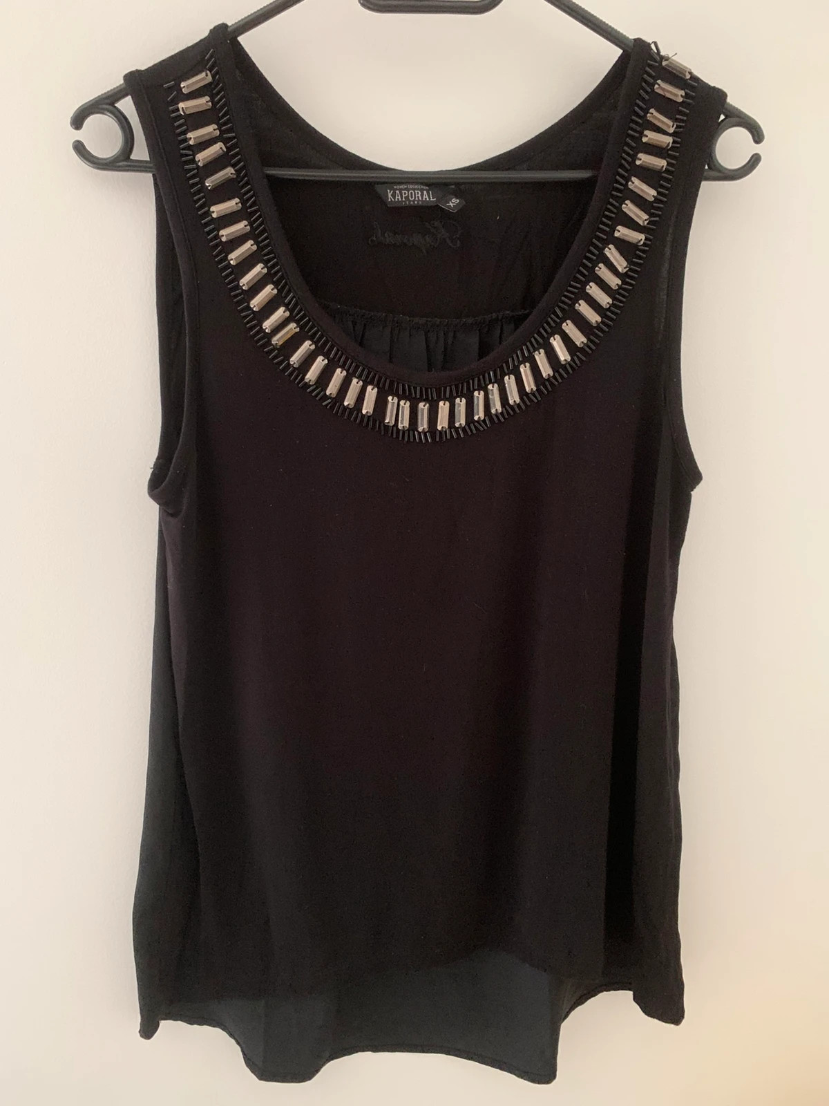 Top noir Kaporal très élégant, avec col arrondi orné de détails métalliques effet bijou – Kaporal – taille XS / 34 / 6 3