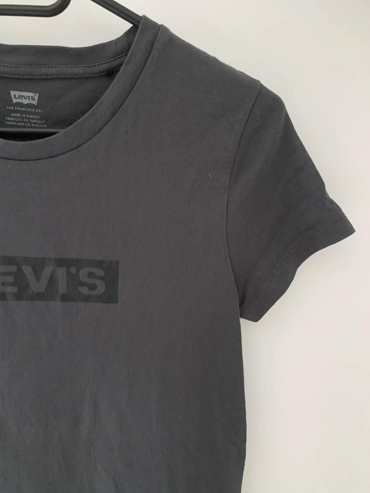 🩶 T-shirt gris foncé Levi’s – logo ton sur ton – XXS 🩶 – Levi's – taille XXS / 32 / 4 5
