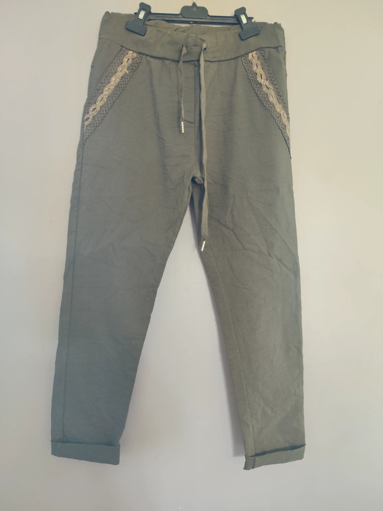Pantalon fluide vert kaki Capucine Moda avec dentelle