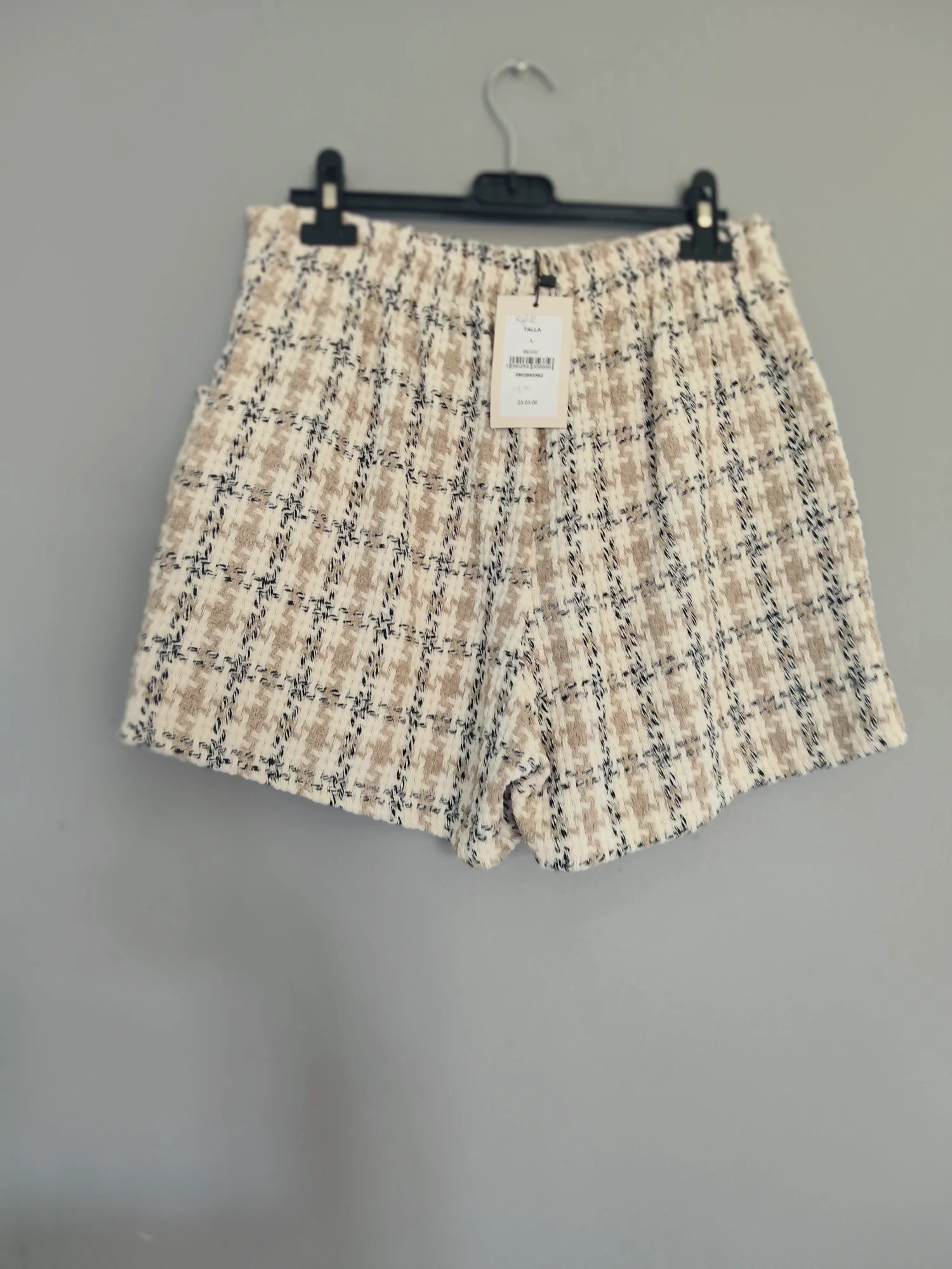 Short en tweed à carreaux et boutons dorés