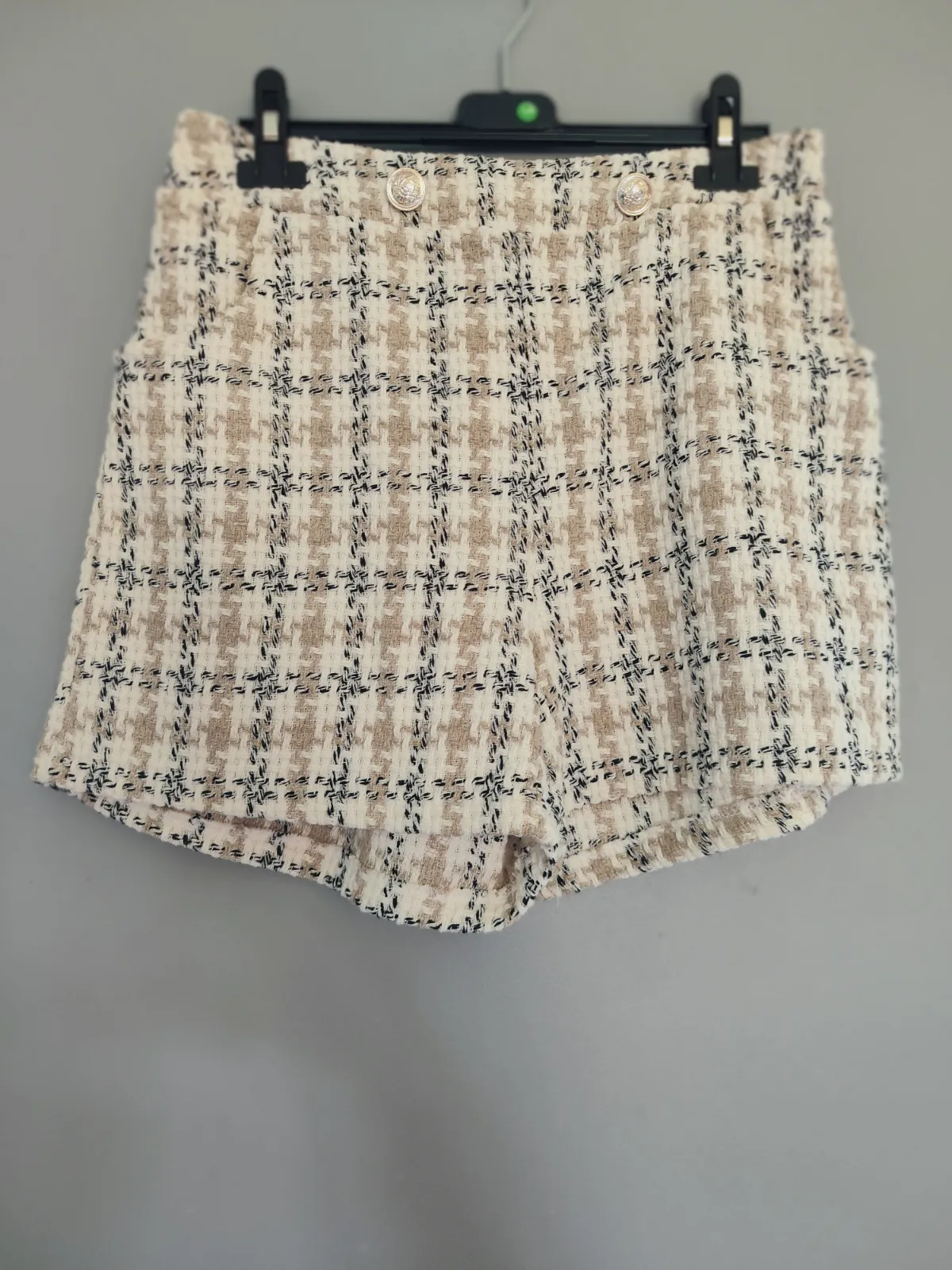 Short en tweed à carreaux et boutons dorés – Armonias – taille S 2