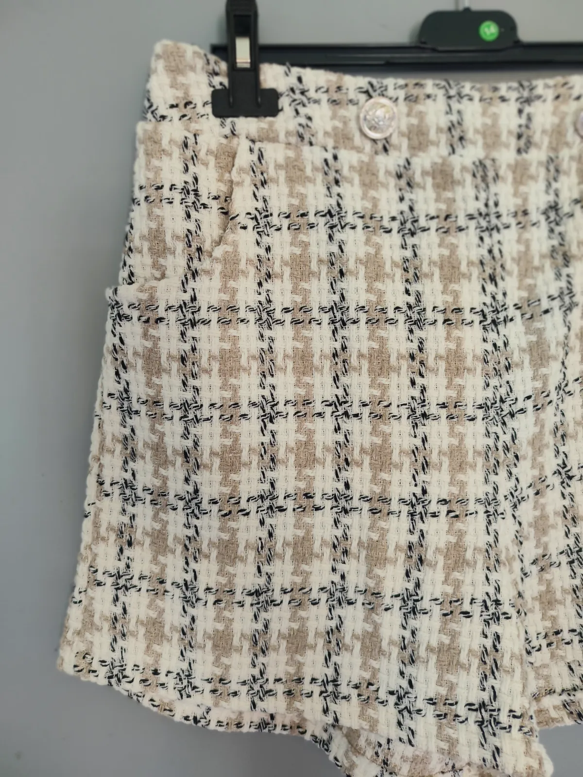 Short en tweed à carreaux et boutons dorés – Armonias – taille S 3