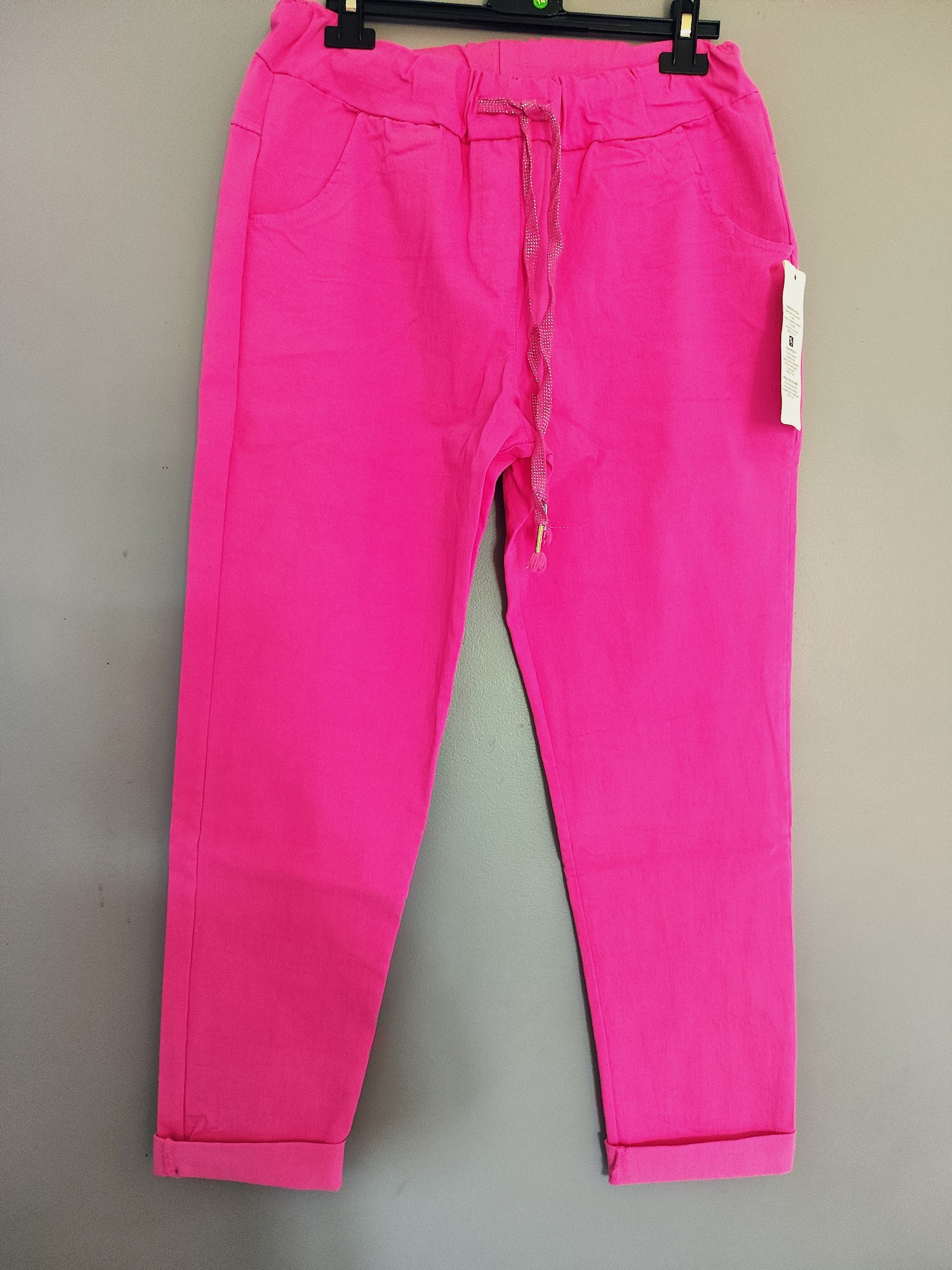 Pantalon fuchsia avec motif tête de mort en strass