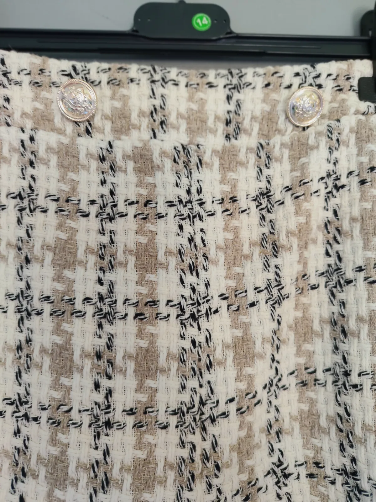 Short en tweed à carreaux et boutons dorés – Armonias – taille S 4