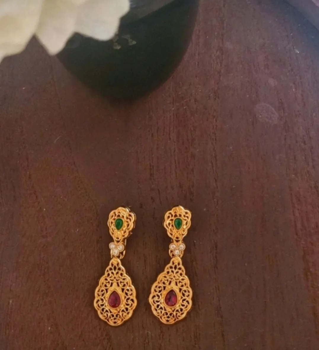 Boucles d'oreilles pendantes dorées filigranées – Sans marque 3