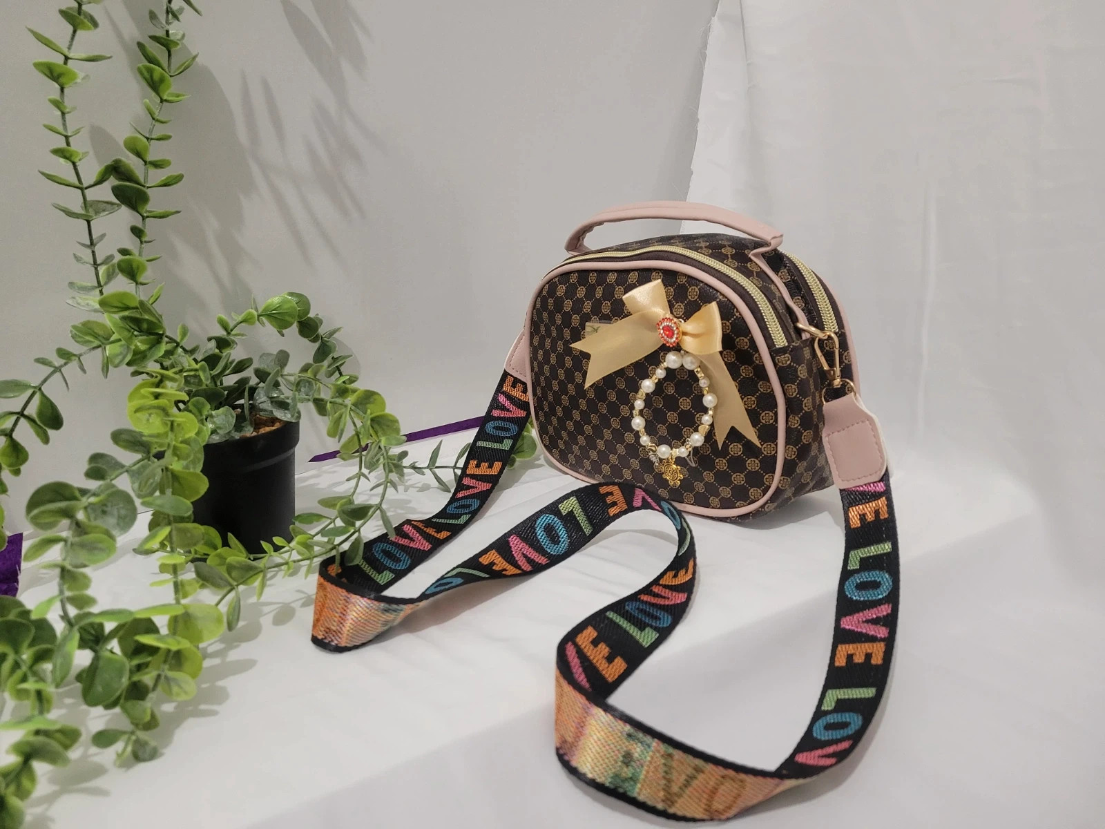 Sac à main bandoulière géométrique avec une papillon 3
