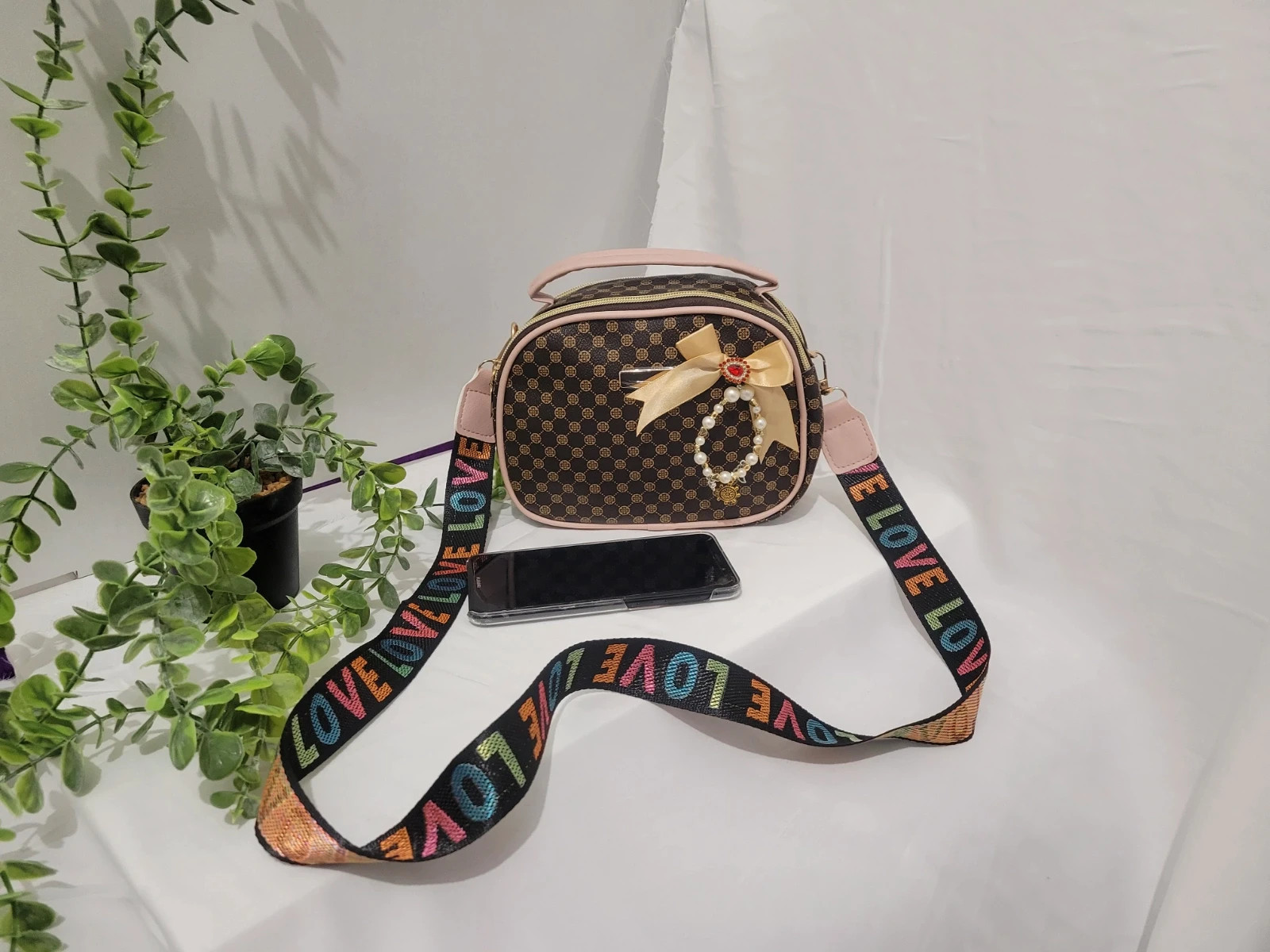 Sac à main bandoulière géométrique avec une papillon 2