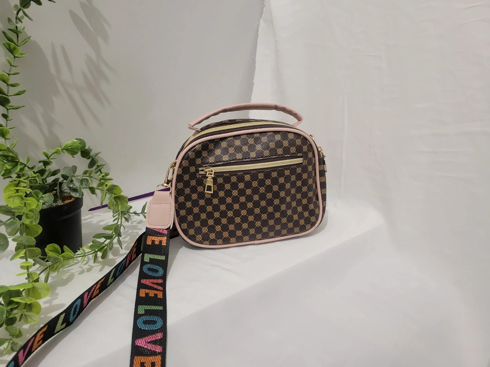 Sac à main bandoulière géométrique avec une papillon 4